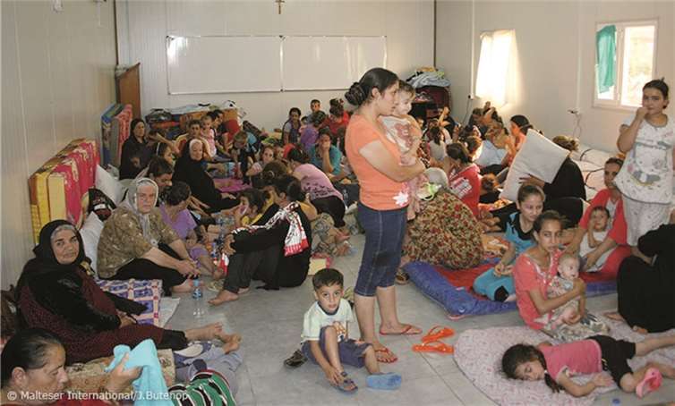 Die Menschen in den provisorischen Flüchtlingsunterkünften sind auf jede Hilfe angewiesen. Ihre Verzweiflung und Not ist groß. Könnten wir uns vorstellen, so, wie auf dem Foto, viele Tage und Nächte zu verbringen?Malteser International/J.Blutenop