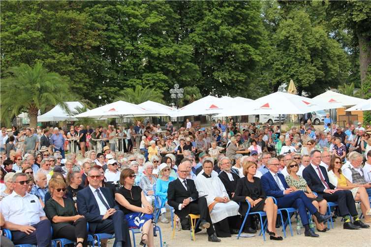 Die Menschen waren bewegt von den Ansprachen. Foto: GS