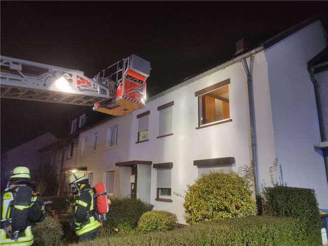 Die Menschenrettung war bereits abgeschlossen, so dass die Drehleiter der Feuerwehr ausleuchten konnte. Foto: Feuerwehr und Rettungsdienst Bonn