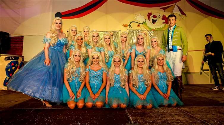 Die „Mensterer Angels“ präsentierten eine großartige Darstellung des Märchens „Cinderella“ und begeisterten auch mit ihren Kostümen.