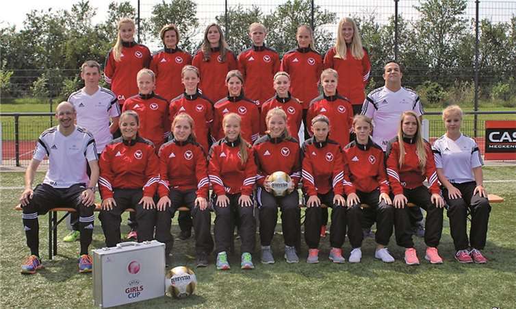 Die Merler B I-Juniorinnen mit ihrem Trainer- und Betreuerteam Thomas Dressler, Markus Albring, Naldo Nobre.privat
