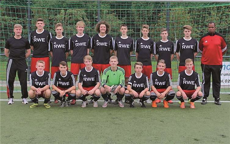Die Merler B-Junioren mit den Trainern Arne Lützen und Sascha Kaulprivat