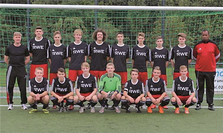 Die Merler B-Junioren mit den Trainern Arne Lützen und Sascha Kaul.privat