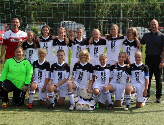Die Merler C-Juniorinnen mit ihren Trainern Sascha Petzold und Daniel Nitsch.Privat