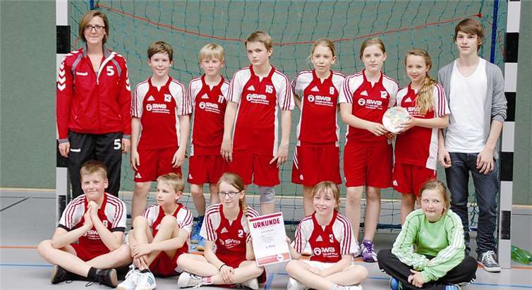 Die Merler D- Jugend beim Merle Cup mit der erkämpften Siegerurkunde. privat