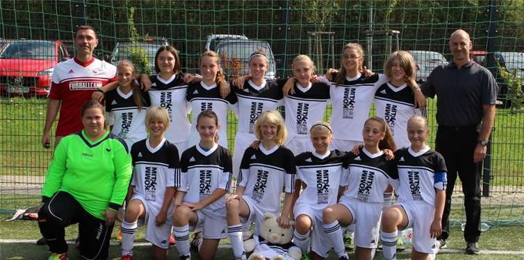 Die Merler D-Juniorinnen mit ihren Trainern Sascha Petzold und Daniel Nitsch. privat