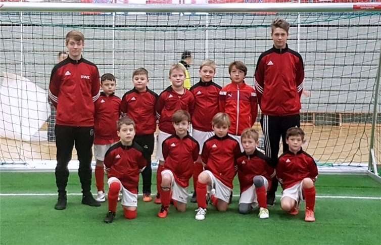 Die Merler F I-Junioren freuten sich mit ihren Trainern Jonah Lukowski und Marcel Jurgielaniec, dass sie an dem tollen Turnier des Bonner SC teilnehmen konnten. Privat