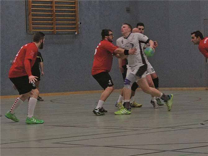 Die Merler Handballer versuchen den Wurf des Poppelsdorfer Spielers zu verhindern.privat