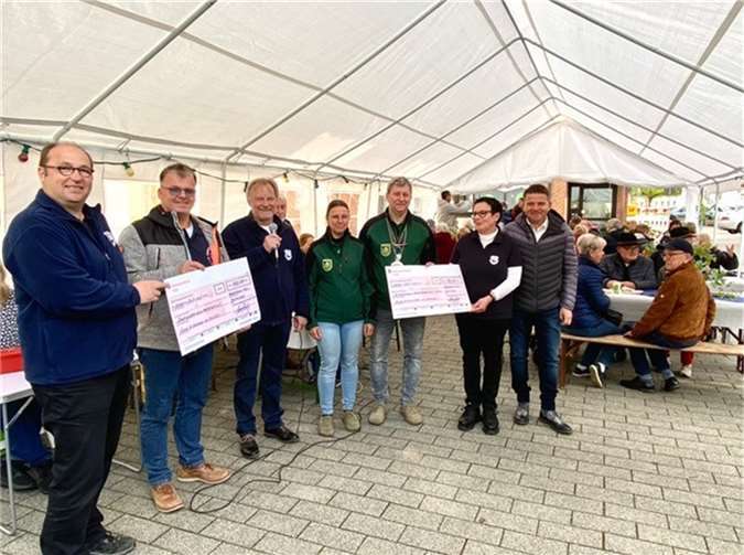 Die Merler Karnevalisten überraschten zwei befreundete Meckenheimer Vereine, die Stadtsoldaten Meckenheim und die St. Sebastianus Schützen Meckenheim, mit einer Spende von jeweils 750 Euro. Foto: privat