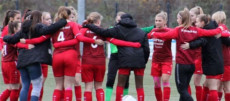 Die Merlerinnen motivieren sich vor der Partie. Fotos: privat