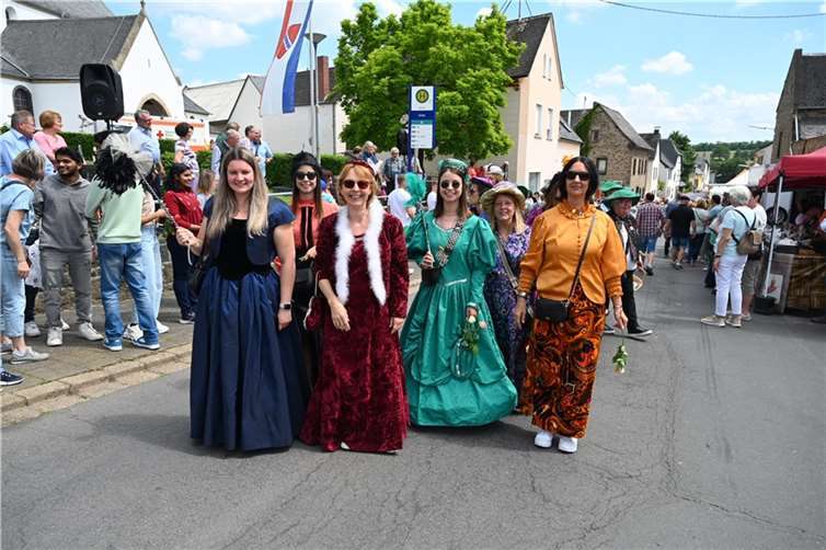 Die Mertlocher Möhnen kamen in historischen Kleidern daher.