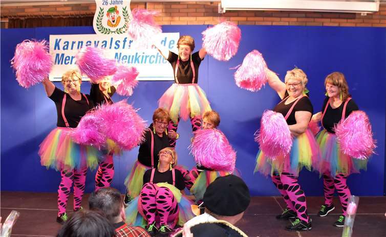 Die Merzbacher „Puschelluder“ überraschten die Gäste mit ihrem Tanz.