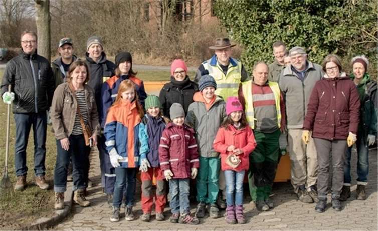 Die Merzbacher und Neukirchener Umweltspürnasen 2018 vor dem Container. privat