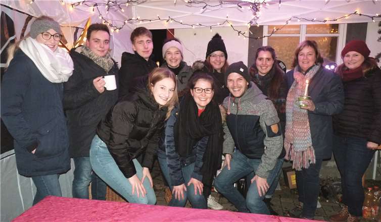 Die Messdiener-Manufaktur hatte unter der Federführung von Tim Fuchs und Laura Berresheim nachhaltige Spezialitäten nach eigenen Rezepten und mit ausschließlich regionalen Zutaten kreiert. Fotos: FRE