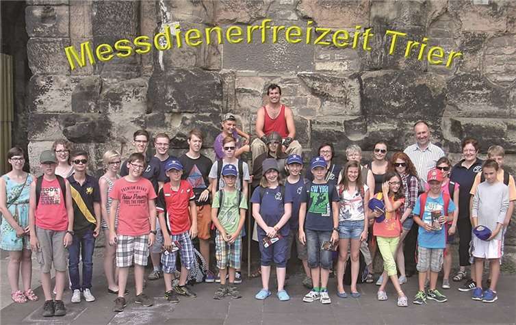 Die Messdiener aus Mendig auf der Suche nach dem Geheimnis der Porta Nigra. privat