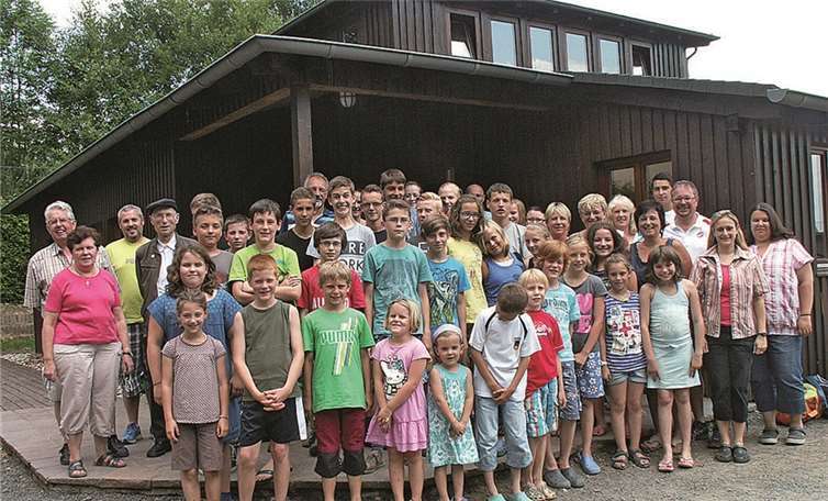 Die Messdiener aus Waldorf und Gönnersdorf mit ihren Betreuern bei der diesjährigen Ferienfreizeit in Odert/Hunsrück.  WK