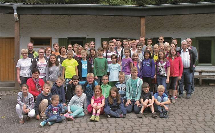 Die Messdiener aus Waldorf und Gönnersdorf verbrachten mit ihren Betreuern eine unterhaltsame Woche im Wald-Jugendcamp Wirfttal in Stadtkyll. WER