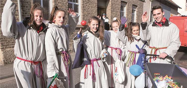 „Die Messdiener gehen heute Messionieren“, hieß es beim Rosenmontagszug in Eckendorf.JOST