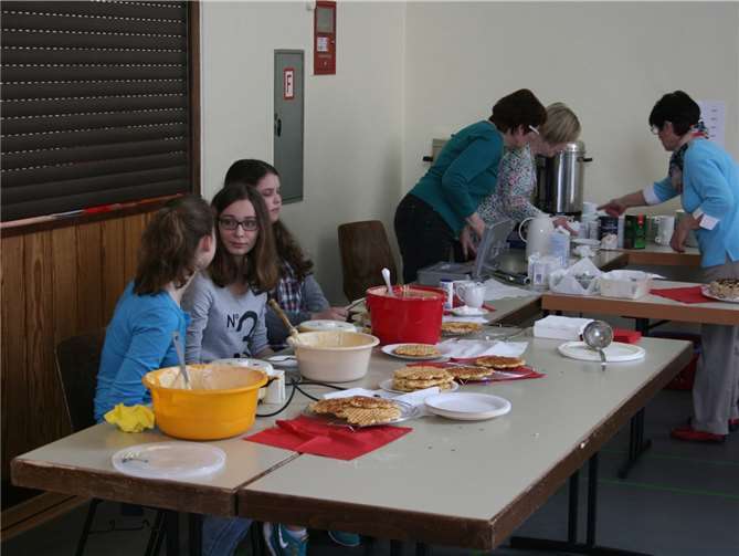 Die Messdiener halfen begeistert in der „Waffelbäckerei“.
