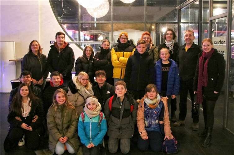 Die Messdiener/-innen der Messdienergemeinschaft Mendig mit ihren Leitern beim Besuch im Bowling-Room in Koblenz.  Foto: privat