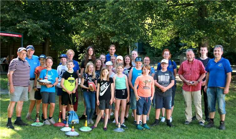 Die Messdiener/-innen der Pfarreiengemeinschaft Mendig zu Gast beim Boule-Club „C’est la vie“ Mendig und dem Stockschützenclub Mendig.Fotos: privat