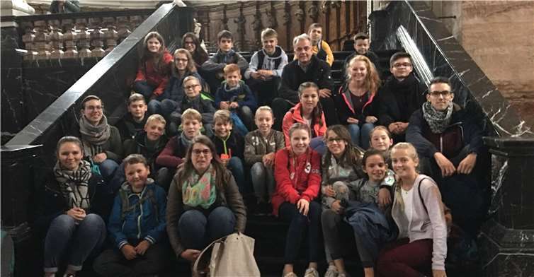 Die Messdiener mit Weihbischof Jörg Michael Peters bei der Erkundung des Trierer Doms. privat