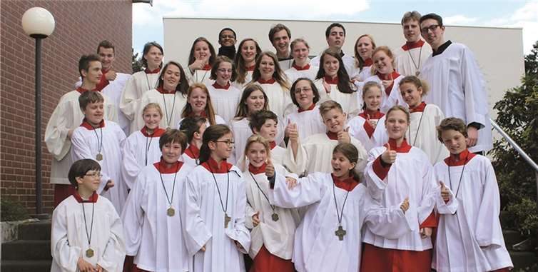 Die Messdiener sind auch in den Gottesdiensten mit Spaß und Eifer bei der Sache.privat