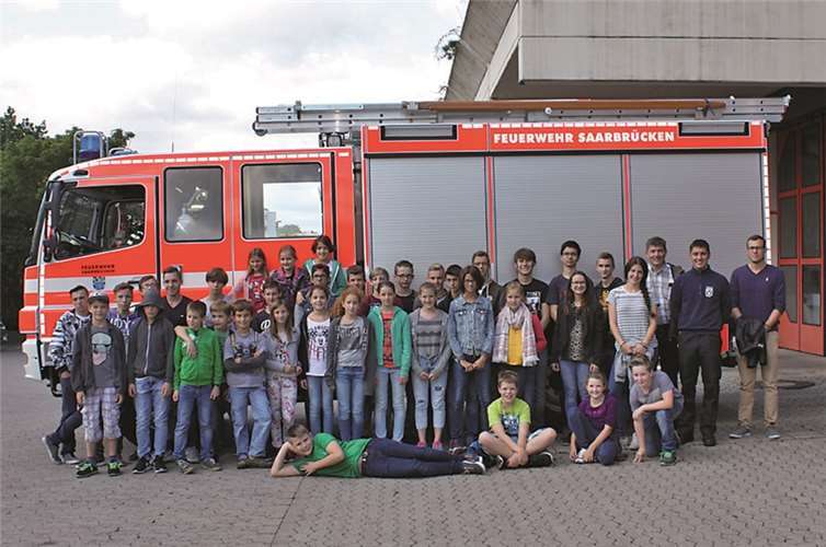 Die Messdiener statteten der Berufsfeuerwehr Saarbrücken einen Besuch ab. privat