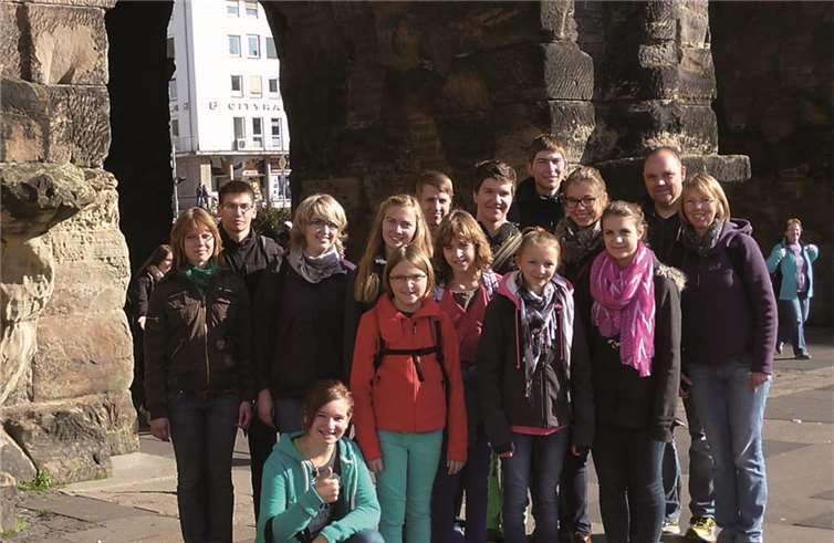Die Messdiener stehen vor der Porta Nigra in Trier. privat