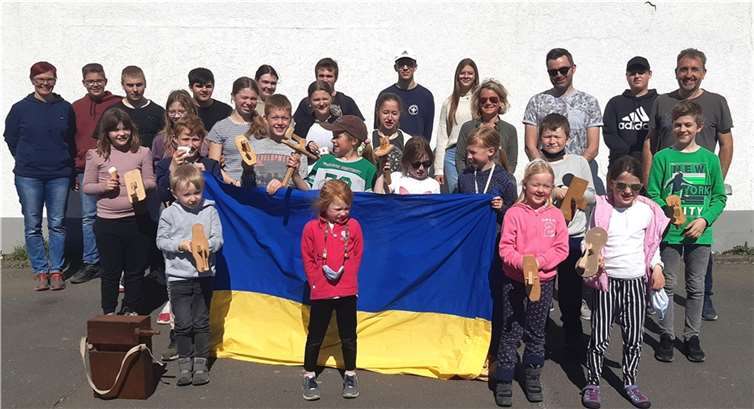 Die Messdiener und Kommunionkinder sind stolz darauf, mit ihrer Kläpperaktion ein Zeichen für den Frieden in der Ukraine und weltweit gesetzt zu haben.  Foto: privat