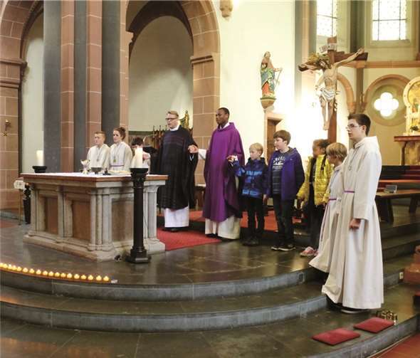 Die Messdiener zündeten für jeden Verstorbenen vor dem Altar ein kleines Licht an. privat