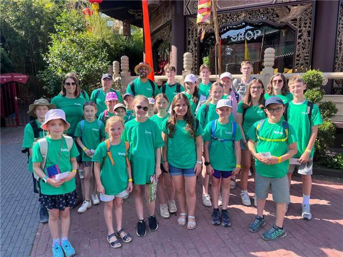 Die Messdienerinnen und Messdiener der Pfarrei Breisiger Land im Phantasialand.  Foto: privat