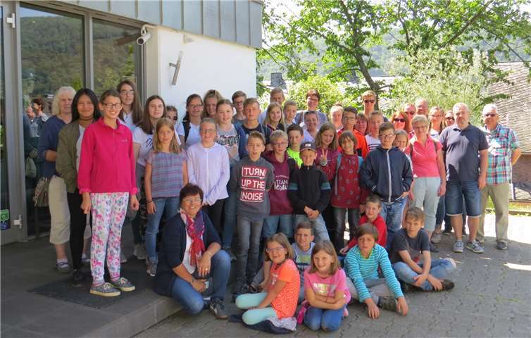 Eine tolle Ferienwoche Die Messdienerinnen und Messdiener der Pfarreien St. Re¬maclus Waldorf und St. Stepha¬nus Gönnersdorf besuchten mit ihren Betreuern bei der diesjährigen Ferienfreizeit in der Jugendfreizeitanlage Blankenrath/Hunsrück auch den ehemaligen Bundesbank-Bunker in Cochem.WER