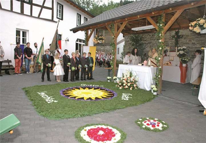 Die Messdienerinnen und Messdiener, sowie die Kommunionkinder und Junggesellenvereine waren gekommen, um an Fronleichnam den Segen am Gemeindehaus entgegen zu nehmen. UM