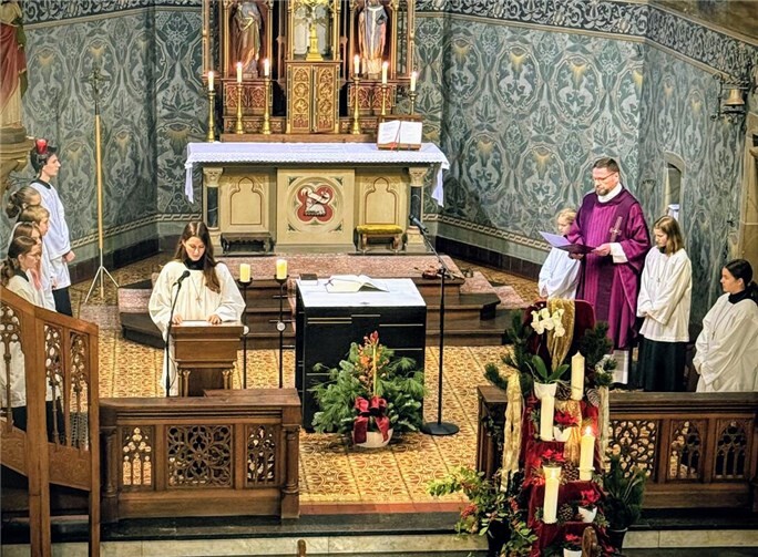 Die Messdienerinnen und Messdiener wirkten an der Liturgie mit, indem sie die Fürbitten formulierten und den Lektorendienst übernahmen.