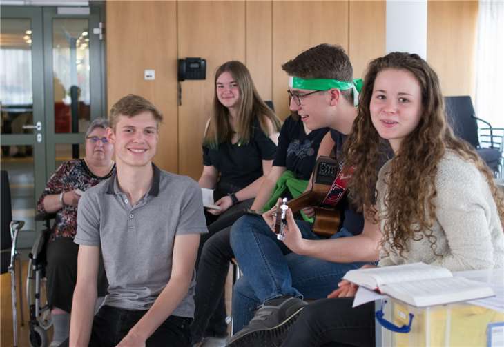 Die Messdienerleiter beim Musizieren im Seniorenheim.Fotos: privat