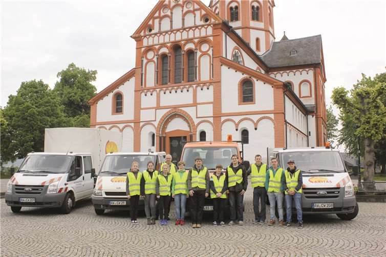 Die Messdienerleiterrunde von St. Peter Sinzig vor ihren Sammelfahrzeugen, die von den Caritaswerkstätten und der Stadt Sinzig zur Verfügung gestellt wurden.privat