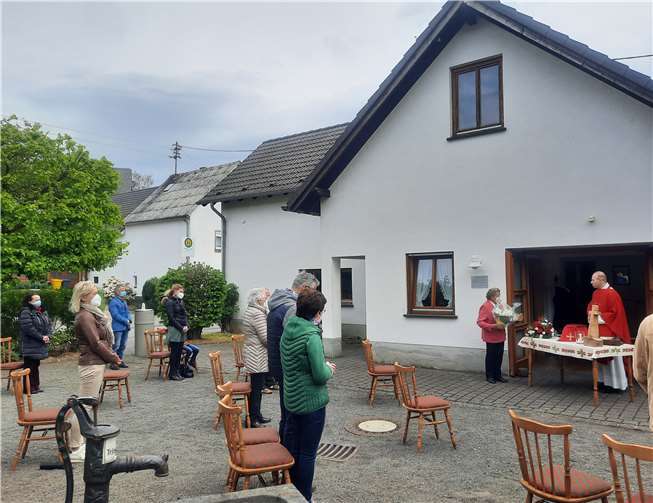 Die Messebesucher trafen sich auf dem Dorfplatz, wo ein schöner Altar aufgebaut war.Foto: privat