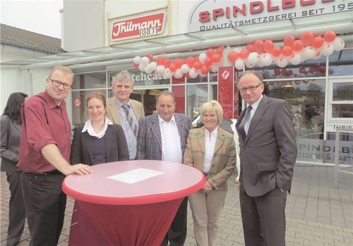 Die Metzger-Familie Spindlböck-Linn mit Andernachs Stadtspitze (von links): Maik Linn, Tanja Spindlböck-Linn, Bürgermeister Claus Peitz, Claus und Marlies Spindlböck und Oberbürgermeister Achim Hütten.