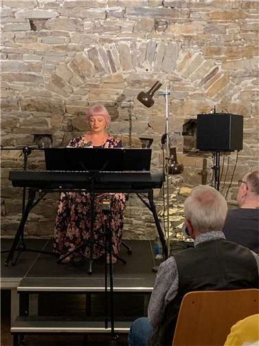 Die Mezzosopranistin Svetlana Kushnerova konzertierte in der Reihe „Kultur im Keller“ im historischen Gewölbekelle. Foto: Anna Lindner