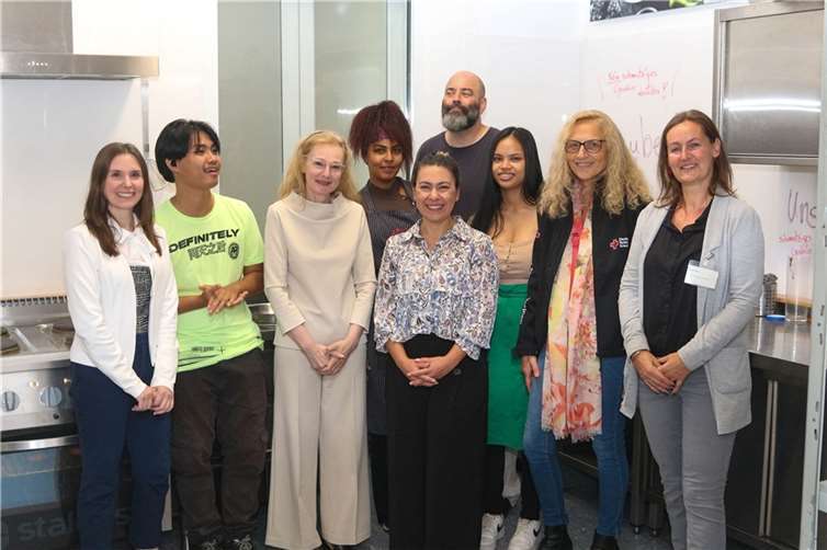 Die Migrationsberaterinnen Maria Schön vom Deutschen Roten Kreuz (DRK) Kreisverband Ahrweiler e.V. und ihre Kollegin Ania Sikkes vom Caritasverband Rhein-Mosel-Ahr e.V. in Ahrweiler nutzten diesen Tag, sich über das Projekt der Jugendintegrationsarbeit „JuAHR“ in Walporzheim zu informieren und Netzwerkkontakte zu knüpfen. Foto: Kreisverband Ahrweiler e.V.