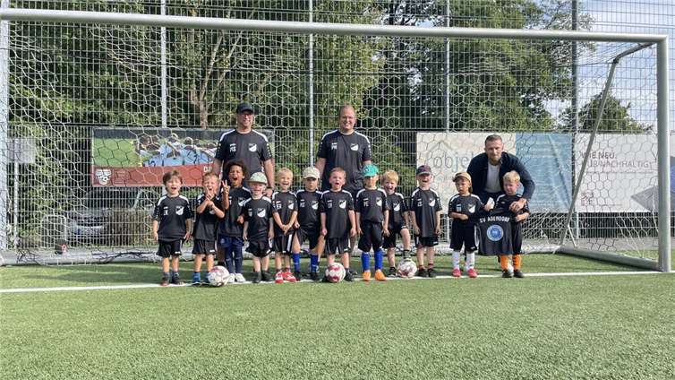 Die Mini-Bambinis des SV Adendorf freuen sich über ihre neuen Trikots – gesponsert vom Sicherheitsdienst WSK Sicherheit. Gemeinsam mit Trainerteam und Sponsorenvertreter wurde das neue Outfit feierlich eingeweiht. Foto: privat