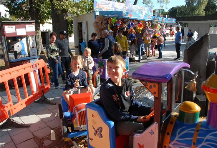 Die Mini-Eisenbahn war ein riesen Vergnügen für die kleinen Marktbesucher.