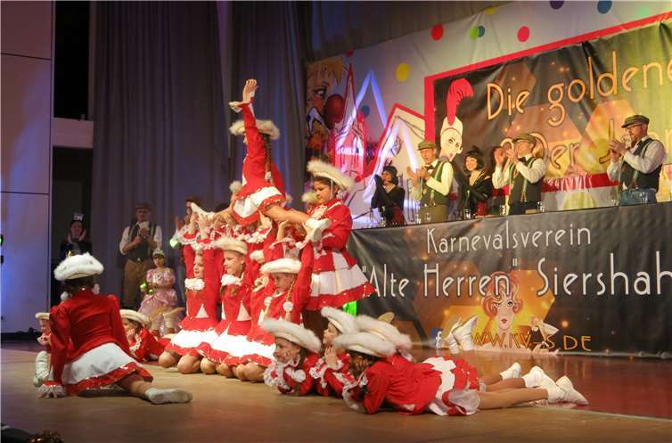 Die „Roaring Twenties“ ließen grüßen Die „Mini Garde“ bei ihren Showtanz. Fotos: WR
