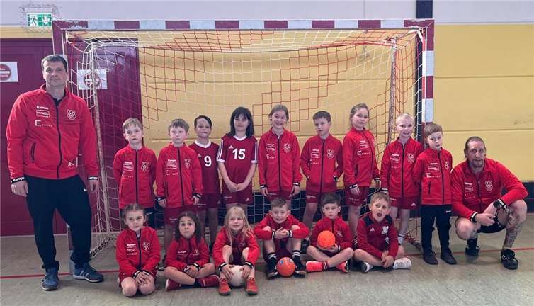 Die Mini-Handballer mit ihren neuen Trainingsanzügen. Foto: privat