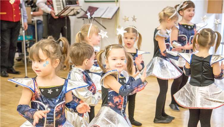 Die Mini-Möhnen der ewig jungen Möhnen tanzen im Weltraum.