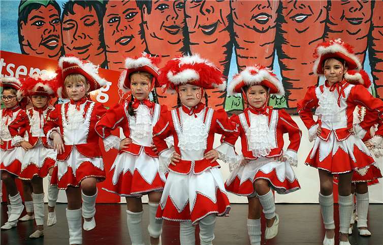 Die Mini Möhrchen der KG Rot-Weiß Westum eröffneten das Bühnenprogramm.