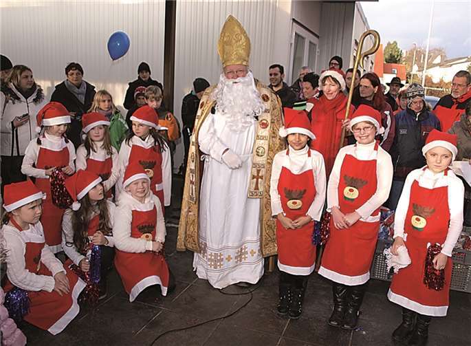 Die Mini-Weihnachtsmänner des DJK zusammen mit dem Nikolaus.US