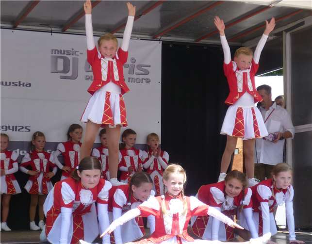 Tanzgarden starteten in die neue Session Die Mini- und Kindergarde der KG Odendorf zeigte ihre einstudierten Gardetänze.privat