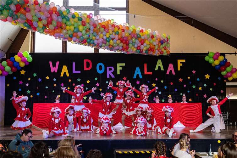 Ausverkaufte Kindersitzung in Waldorf begeistert das Publikum Die Minifunken begeisterten das Publikum.Fotos: Michael Schmitz